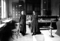 Marie Curie – Marie Curie und Tochter Irene im Labor.