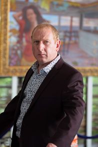 Death in Paradise – Das Gemälde ist der ganze Stolz von dem Galeriebesitzer Leo Pascal (Adrian Scarborough). Wie weit geht er für seine Liebe zur Kunst?