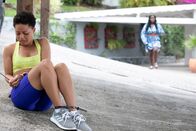 Death in Paradise – Nachdem das Lösegeld gezahlt wurde, hat Mia Taylor (Petra Letang, r.) ihre entführte Tochter Clarissa (Karise Yansen, l.) endlich wieder. Doch mit dem, was danach passiert, hat niemand gerechnet.