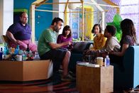 The Last Man on Earth – v.l.n.r.) Todd (Mel Rodriguez), Tandy (Will Forte), Gail (Mary Steenburgen), Carol (Kristen Schaal), Jasper (Keith L. Williams) und Erica (Cleopatra Coleman) einiges ab und Tandy versucht auf seine ganz eigene Art, alles unter Kontrolle zu bekommen ...