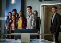 The Flash – (v.l.n.r.) Cisco (Carlos Valdes); Cecille (Danielle Nicolet); Joe (Jesse L. Martin); Iris (Candice Patton); Barry (Grant Gustin); Caitlin (Danielle Panabaker); Ralph (Hartley Sawyer)