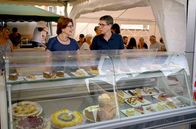 Zu Tisch ... – Fabienne Buhl (re.) am Kuchenstand beim Scheibenhard(t)er Brückenfest