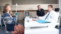 Der Bergdoktor – Martin Gruber (Hans Sigl, M.) und Alexander Kahnweiler (Mark Keller, r.) haben für Carola Denning (Anne Brendler, l.) eine weitreichende Diagnose.