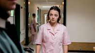 Arcadia – Hanna (Ellie de Lange) im Krankenhaus.