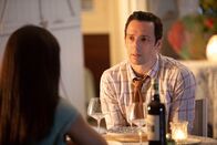 Death in Paradise – Auch DI Neville Parker (Ralf Little) wird auf den Fall angesetzt. Gemeinsam mit DS Florence Cassell (Joséphine Jobert) versucht er sich ein Bild davon zu machen, was zu dieser schrecklichen Tat führte.