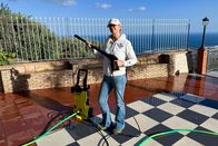 Auf und davon – Auf und davon Staffel 16 Folge 3 Sabina Kilchenmann reinigt die Anlage. 2025 Copyright: SRF