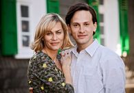 Fliegen lernen – Eva (Gesine Cukrowski) und Hendrik (Franz Dinda) heben gemeinsam ab.