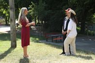 Love Hunters – Das Coaching durch die Paartherapeutin Birgit Fehst (l.) bringt die Paare wieder näher zueinander.