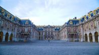 Terra X: Europa in ... – Blick auf den "Cour de Marbre" von Schloss Versailles in Richtung der Königsgemächer Ludwigs XIV.