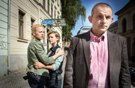 Akte Ex – Lukas Hundt ist enführt worden, Kristina Katzer (Isabell Gerschke, l.) und ihre Tochter Jule (Anna Krajci, M.) sind in größter Sorge. Kann der Entführungsspezialist Marc Meisterfeld (Dominique Horwitz, r.) Hundt aus den Händen der Entführer befreien?