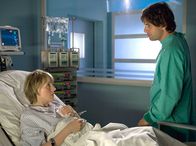 In aller Freundschaft – Annette Knopp (Winnie Böwe) hat ihre Zustimmung gegeben und wird die Nierenspende ihres Mannes Olaf (Kai Schumann) annehmen. Dr. Kaminski hat den beiden sogar in Aussicht gestellt, doch noch gemeinsame Kinder zu bekommen.