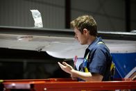Mayday - Alarm im Cockpit – Mount Hope, Ontario, Kanada: Nachstellung. Troy Anderson (gespielt von David Guthrie) kämpft darum, die Schrauben zu entfernen, mit denen die Vorderkante des Höhenleitwerks eines Continental Express Pendlerjets befestigt ist. Eine Kommunikationspanne im Wartungshangar führt dazu, dass mehrere Dutzend Schrauben entfernt und nicht ersetzt werden. Infolgedessen reißt das Höhenleitwerk beim zweiten Flug des Tages aus dem Flugzeug und alle 14 Menschen an Bord kommen ums Leben. (Photo Credit: Ian Watson and Cineflex 2011)