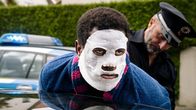 neoriginal: I don't work here – Dawit (Akeem van Flodrop, l.) wird vor dem eigenen Auto von Polizist Jakob (Robert Schupp, r.) verdächtigt und kontrolliert. Sein Entsetzen darüber hält sich in Grenzen. Denn Dawit hat eigentlich nur eine Sorge: Hoffentlich bekommt seine Frau Laura (Sina Martens) davon keinen Wind. Sie macht beim Thema Racial Profiling nämlich keine Kompromisse!