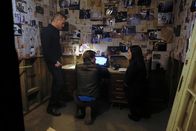 MacGyver – Nachdem die Patentochter von Matty Webber (Meredith Eaton, r.) und ihr Freund in einem Park in San Francisco ermordet wurden, glauben MacGyver (Lucas Till, M.) und Jack Dalton (George Eads, l.), dass der berüchtigte Zodiac Killer aus den 70er-Jahren zurückgekehrt ist. Behalten sie recht?