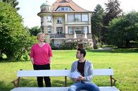 WaPo Bodensee – ARD WAPO BODENSEE FOLGE 43, "Haus Uhr im ERSTEN. Jakob Frings ( Max König, r.) ist geschockt und wird von seiner Chefin Nele Fehrenbach (Floriane Daniel, l.) getröstet. Seine Freundin wurde tot aus dem Bodensee geborgen.