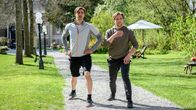 Sturm der Liebe – Pauls (Sandro Kirtzel, l.) Sportgeist wird durch Leon neu entfacht und er trainiert zusammen mit Henning (Matthias Zera, r.).