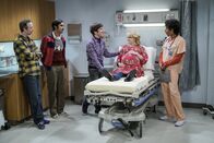 The Big Bang Theory – Während sich die stolzen Eltern Howard (Simon Helberg, M.) und Bernadette (Melissa Rauch, 2.v.r.) auf ihren Nachwuchs freuen, streiten sich Stuart (Kevin Sussman, l.) und Raj (Kunal Nayyar, 2.v.l.) noch um den Paten-Titel ...