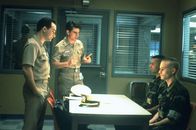 Eine Frage der Ehre – Lt. Sam Weinberg (Kevin Pollak, l.) und Lt. Daniel Kaffee (Tom Cruise, 2.v.l.) wollen die Wahrheit aus den zwei Angeklagten Harold W. Dawson (Wolfgang Bodison, 2.v.r.) und Louden Downey (James Marshall, r.) rauskriegen. Nur so können sie die beiden Soldaten unterstützen.