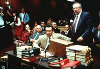 Casino – ARD CASINO (casino), USA 1995, Regie Martin Scorsese Uhr im Ersten. Sam "Ace" Rothstein (Robert De Niro, Mitte) hat es sich mit der Bürokratie verscherzt und muss vor Gericht aussagen.