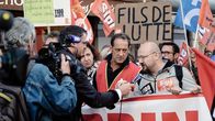 Streik – Die Arbeiter und Arbeiterinnen versuchen gemeinsam mit Gewerkschafter Laurent Amédéo (Vincent Lindon, 2.v.r.), ihre Arbeitsplätze mit aller Kraft zu retten.