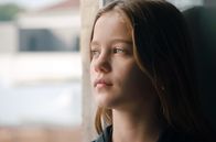 Mädchen gegen Jungs – Anya (Lucy Loste Berset) ist neu an der Schule.