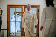 Charité – ARD CHARITÉ III. Staffel mit (6 neuen Folgen), Folge 2 "Blutsauger"05 Uhr im Ersten. Prof. Dr. Kraatz (Uwe Ochsenknecht, l.) auf dem Weg in den Kreissaal.