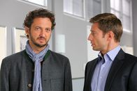 Die Rosenheim-Cops – Kommissar Sven Hansen (Igor Jeftic, r.) setzt Reinhard Wagenknecht (Jan Messutat, l.) unter Druck.