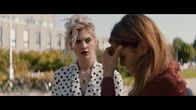Cryptid – Ester (Maja Johanna Englander, l.) versucht, Meral (Deniece Ignacio Nyman, r.) zu trösten.
