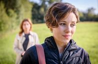 Sturm der Liebe – Eleni (Dorothée Neff, vorne) will Alexandra (Daniela Kiefer, hinten) nicht an sich heranlassen.