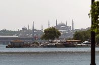 Stadt Land Kunst – In Istanbul geben sich die beiden Liebenden aus Pierre Lotis Roman „Aziyadé“ ihrer verrückten und verbotenen Leidenschaft hin.