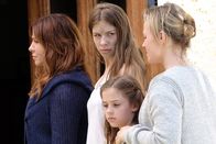 Frühling – Katja Baumann (Simone Thomalla, l.) findet heraus, dass es in der Familie von Laura, Christina und Mutter Sonja Feichtmayr (v.l.n.r.: Zsa Zsa Inci Bürkle, Lena Meyer, Maria Simon) ein Geheimnis gibt.