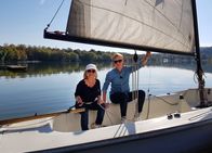 Krause kommt! – Ein Segeltörn bei strahlendem Wetter: ChrisTine Urspruch (li.) und Pierre M. Krause.