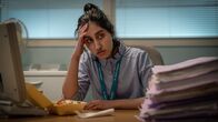 This Is Going to Hurt – Gerade als Shruti (Ambika Mod) aufgrund der konstanten Überlastung abzustumpfen droht, wird ihr auf schreckliche Weise bewusst, welche Schicksale hinter jedem Patienten stecken.