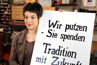 Rote Rosen – ARD ROTE ROSEN FOLGE 1448 Uhr im ERSTEN. Ariane (Alexandra Horn) engagiert sich für die deutschlandweite Schuhputzaktion.