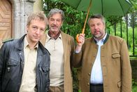Die Rosenheim-Cops – In der Mineralwasserfirma von Leopold Thelen (Günter Barton, M.) wird eine Leiche gefunden. Stadler (Dieter Fischer, r.) und Mohr (Max Müller, l.) haben die Ermittlungen aufgenommen.