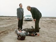 Tatort – Regungslos liegt Robert Quint (Ralph Herforth) im Sand - das Ende einer Verfolgungsjagd mit dem Motorrad. Kommen die Kommissare Ehrlicher (Peter Sodann, rechts) und Kain (Bernd Michael Lade) zu spät?