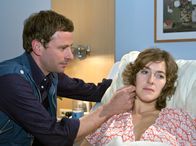 In aller Freundschaft – Carolines (Margit Sartorius) Vertrauen in Tom (Frank Stieren) wird erschüttert, als sie erkennt, dass für ihn das Reisen an erster Stelle kommt und dass die mögliche Behinderung ihres gemeinsamen Kindes für ihn ein echtes Problem ist.