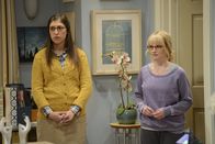 The Big Bang Theory – Sind etwas perplex, als sie im Internet ein Video finden - in dem ans Licht kommt, welche sexuellen Vorlieben Howard hat: Amy (Mayim Bialik, l.) und Bernadette (Melisa Rauch, r.) ...