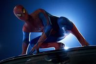 The Amazing Spider-Man – Als der junge Schüler Peter Parker (Andrew Garfield) von einer Spinne gebissen, gerät sein Leben total aus den Fugen. Fortan jagt er als Spiderman die richtig bösen Buben ...
