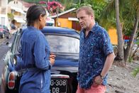 Death in Paradise – Florence Cassell (Joséphine Jobert) und DI Jack Mooney (Ardal O'Hanlon) führen eine ernste Unterhaltung.