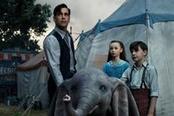 Dumbo – Die treuen Freunde des fliegenden Elefantenkindes. l-r: Colin Farrell als Holt Farrier, Nico Parker als Milly Farrier, Finley Hobbins als Joe Farrier