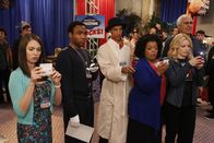 Community – Die gesamte Lerngruppe reist als Unterstützung von Troy (Donald Glover, 2.v.l.) und Abed (Danny Pudi, 3.v.l.) auf eine Convention. Während es sich Annie (Alison Brie, l.) im Hotelzimmer gemütlich macht, erleben Shirley (Yvette Nicole Brown, 2.v.r.) und Britta (Gillian Jacobs, r.) die Convention auf eine ganz andere Art und Weise ...