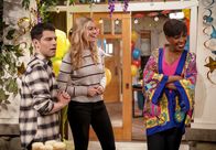 The Neighborhood – (v.l.n.r.) Dave Johnson (Max Greenfield); Gemma Johnson (Beth Behrs); Tina Butler (Tichina Arnold)