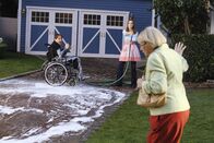 Desperate Housewives – Karen McCluskey (Kathryn Joosten, r.) ist überrascht, als sie Bree (Marcia Cross, M.) und Orson (Kyle MacLachlan, l.) im Vorgarten sieht ...