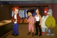 Futurama – Amy (2.v.li.), Lela, Dr. Zoidberg (2.v.re.) und Bender (re.) stellen Fry zur Rede.