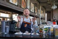 Die Tricks der Lebensmittelindustrie – Sebastian Lege deckt die Tricks von Mondelez auf, einem Giganten der Lebensmittelindustrie. Der Produktentwickler zeigt wie bei Philadelphia, Tassimo, Oreo und Milka an guten Zutaten gespart wird. Er baut beliebte Produkte nach und erzählt die Geschichte des Konzerns nach.