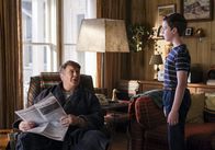 Young Sheldon – George Cooper sen. (Lance Barber, l.); Sheldon Cooper (Iain Armitage, r.)