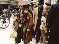Kino ist King: Oliver Twist – Der kleine Oliver (Barney Clark, li.) von seinem Freund Dodger (Harry Eden, re.) auf die erste Diebestour mitgenommen.