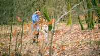 Rote Rosen – Jördis (Diana Staehly) sucht im Wald nach dem entlaufenen Hund Betty.