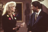 Friends – Nora Bing (Morgan Fairchild, l.); Ross Geller (David Schwimmer, r.)
